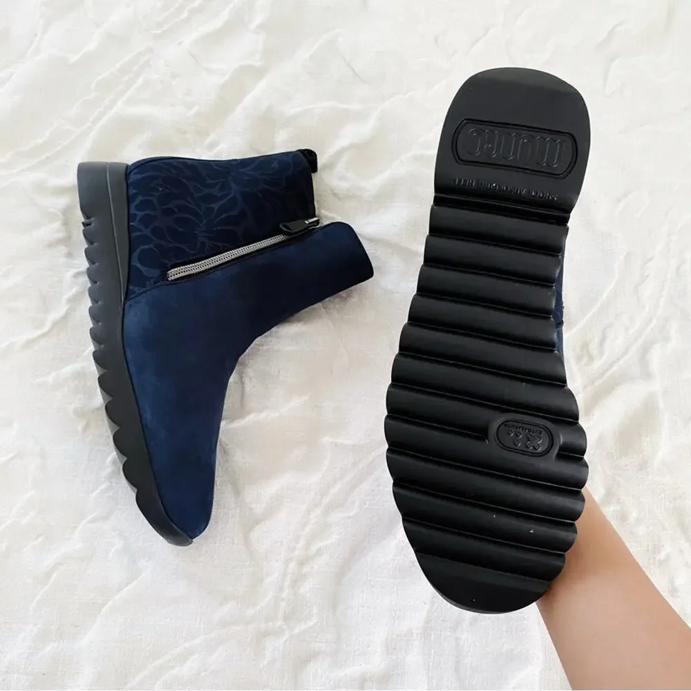 Munro Ashcroft Blue Nubuck Booties Size 8.5 New